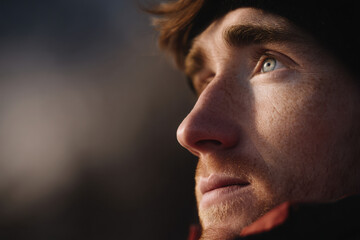 Obraz premium portraits of climbers with expressive faces set against majestic mountains