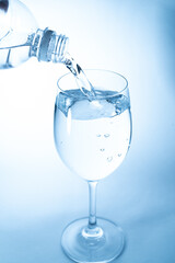 グラスに水を注ぐ	