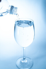 グラスに水を注ぐ	