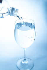 グラスに水を注ぐ	