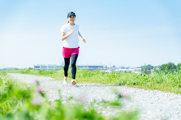 ランニングする若い女性