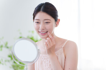 歯のチェックをする若い女性