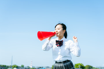 メガホンを持って応援する高校生
