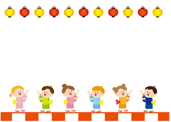 お祭りで盆踊りを楽しむ子供たちと花火の背景