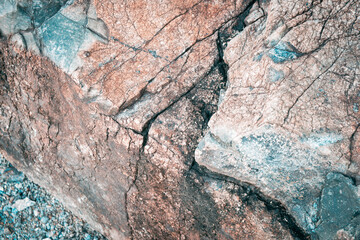Fractured rock face with granular filling