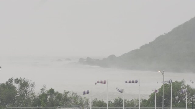 Major Hurricane Eyewall Wind Lashes Tropical Coastal Resort - Koinu