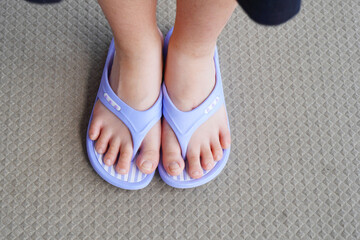 小学5年生の女の子が履いている薄紫色のビーチサンダル