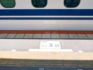 新幹線のプラットホーム