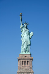Obraz premium The iconic Statue of Liberty in New York in front of a blue sky