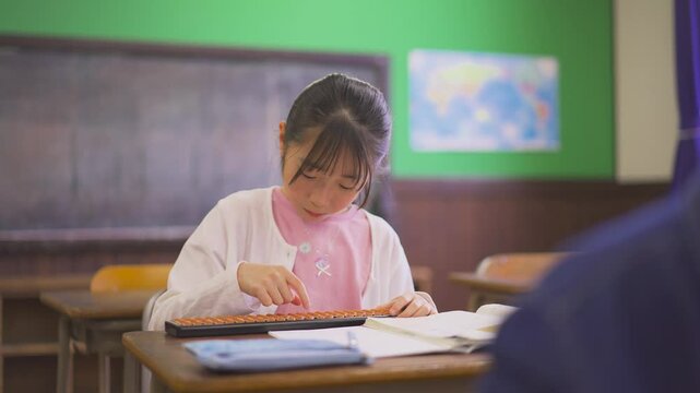 そろばんの授業を受ける小学生