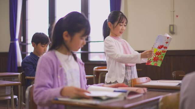 教科書を音読する小学生