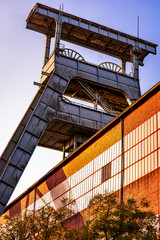 Der alte Förderturm im warmen Licht der untergehenden Sonne erzählt Geschichten aus einer vergangenen Zeit – von harter Arbeit, Wandel und Strukturwandel im Ruhrgebiet.