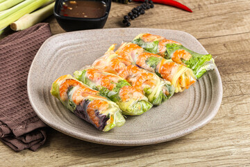 Vietnamese spring roll with prawn and mango