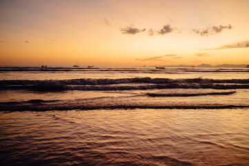 Obraz premium Longtail Boat Silhouettes at Sunset, Ao Nang Beach, Krabi, Thailand