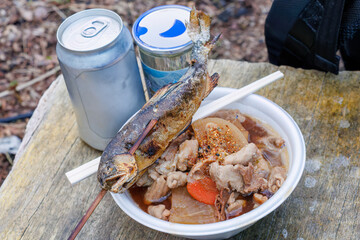 宮ヶ瀬湖畔の食堂で購入した美味しいイノシシのもつ煮とアユの塩焼きと缶ビールと日本酒。
新緑が美しい。
神奈川県清川村、早戸川林道-2025年
