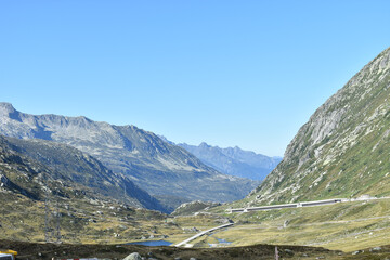 Eine Galerie durchzieht die Bergflanke an einer Passstra&szlig;e  in den Schweizer Alpen