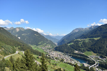 Panoramablick &uuml;ber Airolo im Herbst an der Stra&szlig;e &uuml;ber den Gotthardpass