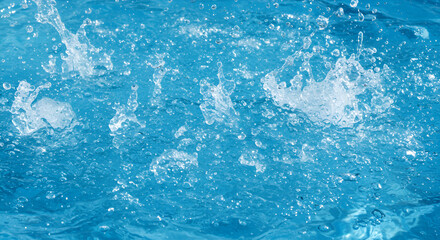 Obraz premium Turquoise water sprays upwards in sunny splash