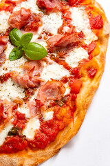 Dettaglio di pinsa romana condita con mozzarella, sugo e prosciutto cotto, cibo italiano 