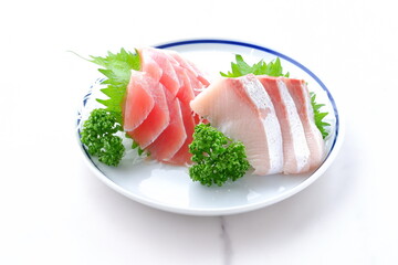 新鮮なお刺身の二種盛り（まぐろ、ハマチ）
