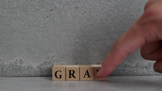 グレーの背景上にGRAYと書かれた木のブロック