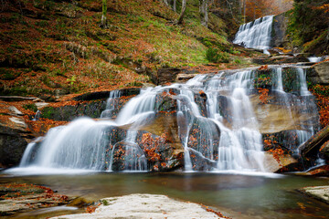 Obraz premium Tranquil Mountain Landscape with Water Reflections