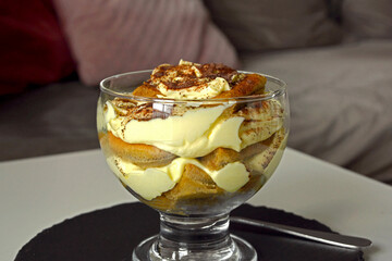 tiramisu w szkalnym pucharku, włoski deser tiramisu, Italian dessert Tiramisu in a Glass Jar, Tiramisu in glass dessert cup