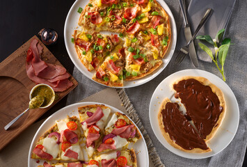 Pizzen Hauptspeise und Dessertpizza mit Schokolade als Topshot mit dunkelgrauer Serviette, Pizza, dessertpizza, 