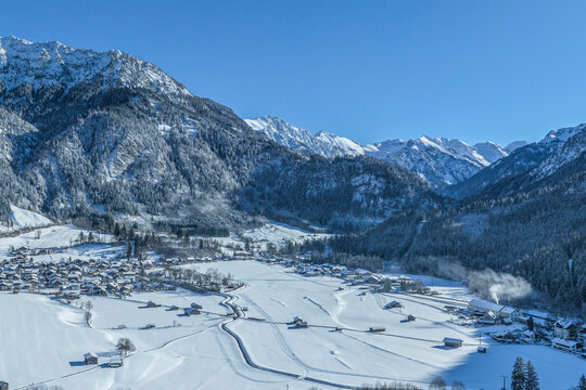 Bad Oberdorf im Oberallg&auml;u an einem sonnigen Wintertag aus der Vogelperspektive