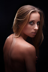 Naklejka premium Elegant Portrait of a Confident Woman in Dramatic Lighting..