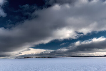 Zamarznięte ośnieżone pole. Pomorze zachodnie
