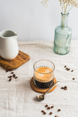 Taza de cristal con café solo