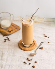 Vaso de café con leche con tabla de madera