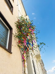 Geschmückter Maibaum an einer Hausfassade in Wuppertal, Deutschland