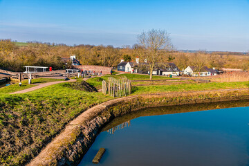 Obraz premium A view past an overspill pool at Foxton Locks, Leicestershire in springtime