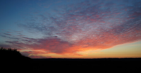 Obraz premium A beautiful sunset with a pink and orange sky