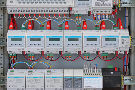 Interra automation for controlling Smart Home equipment via the KNX data bus. Installed in the DKC electrical control panel on the metal dynrake of the panel. 