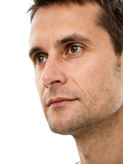 Obraz premium Close-up of a focused Caucasian male with short brown hair and deep brown eyes, exuding contemplation.