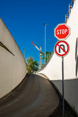 Un panneau de signalisation STOP et interdiction de faire demi-tour, placé sur une route à sens...