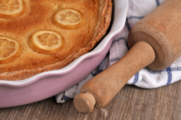 Tarte au citron faite maison dans un plat avec un rouleau à pâtisserie en gros plan