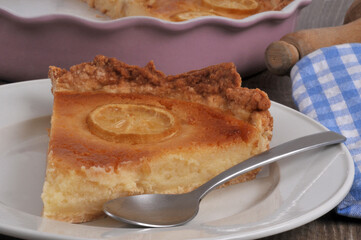Part de tarte au citron faite maison dans une assiette avec une cuillère en gros plan