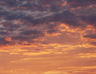 Ciel nuageux au coucher du soleil au printemps