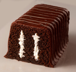 Schokoladenkuchen mit Vanillekern in Streifen