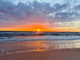 Obraz premium summer sunset on the beautiful beach with unique waves