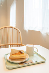 カフェの明るい窓辺でおやつタイム