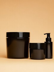 黒の容器、静謐な質感