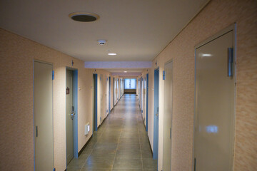 誰もいない奥に向かう建物の廊下