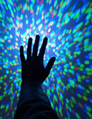 闇に潜む手、守る壁