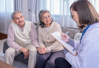 Obraz premium senior couple talking with doctor in uniform that giving consultation,examining,collect data on paperwork,concept elderly health care,home care,health insurance