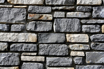 Mur en pierres et reliefs